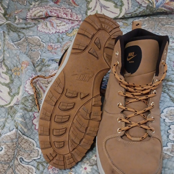 Men's Nike boots are in great shape and bee almost brand new - Picture 3 of 3